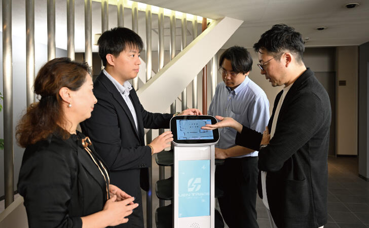 AI配達ロボット「Mars」を囲むLien Trade株式会社とＪＢサービス株式会社