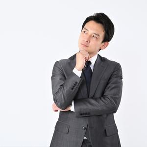 首をかしげる男性