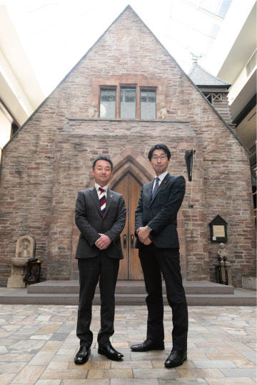 ホテルモントレ グラスミア大阪内のチャペル前にて、左から長谷部氏、藤田氏。