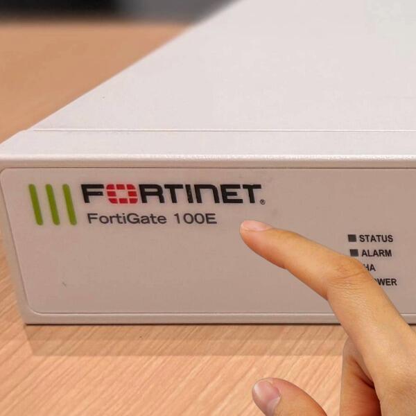 機器の左上にモデル名が記載されています