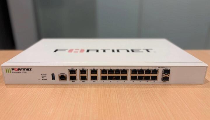 弊社にあるFortiGate 100Eの写真です。