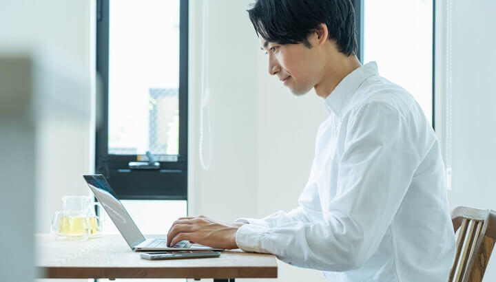 リモートワークをする男性