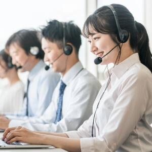 問い合わせを窓口で受けているイメージ