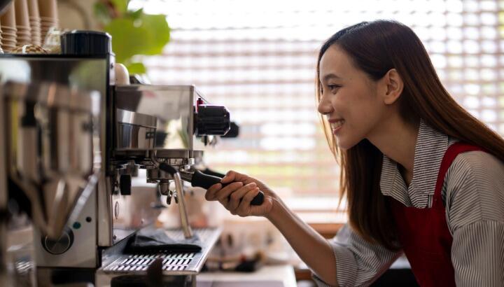 コーヒーマシンを操作する女性