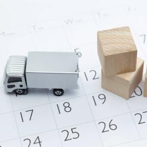 段ボールとトラックとカレンダー