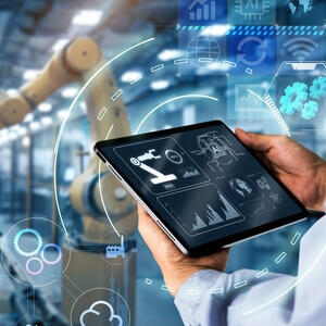 タブレットで機械の状態を確認する人