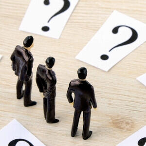 選択に悩むビジネスマン