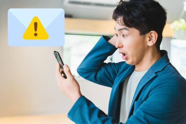 メールを見て驚く男性