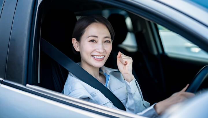 車に乗っている作業員