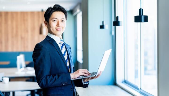 パソコンを持つ男性