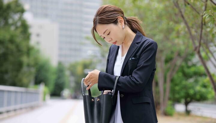 鞄の中を探す女性