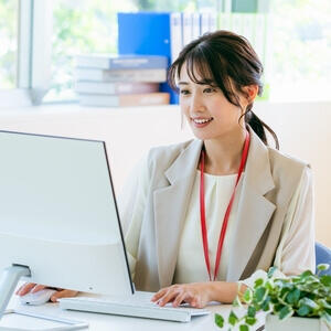 オフィスで仕事をする女性