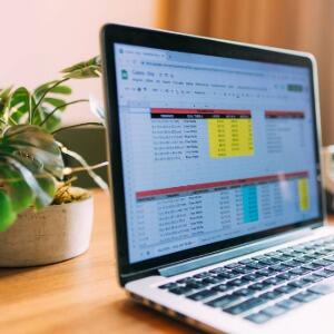 PCでExcelファイル台帳を見ているイメージ図