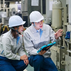 機械を確認する作業員