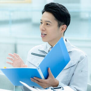 打ち合わせをする作業員