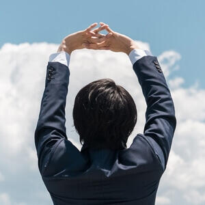 深呼吸するビジネスマン