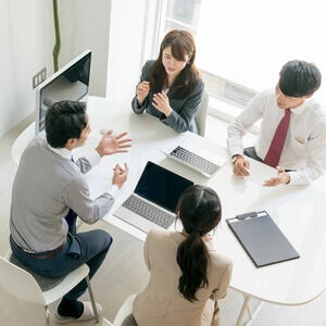 ミーティングしている社員