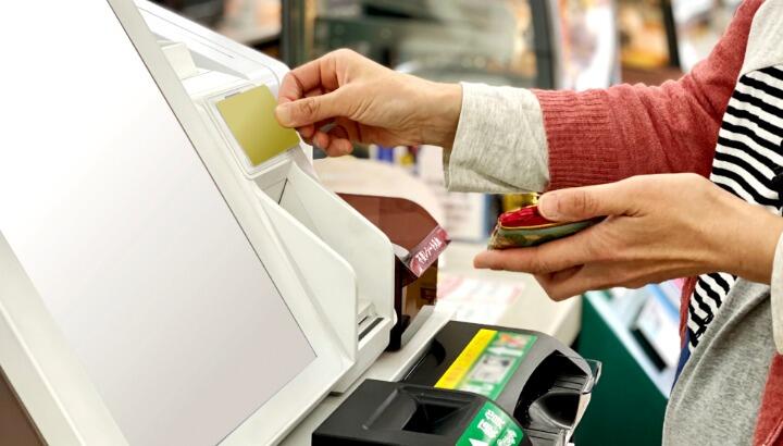 コンビニでセルフレジで決済している一般消費者