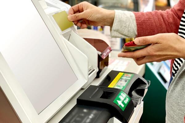 自動精算機メーカーの保守課題とは?決済業務を支える全国保守体制と開発リソース確保の方法