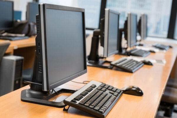企業PCの入れ替えは必要?適切なサイクルとセキュリティリスクについて解説