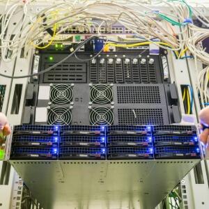 ラックからサーバーを出すイメージ